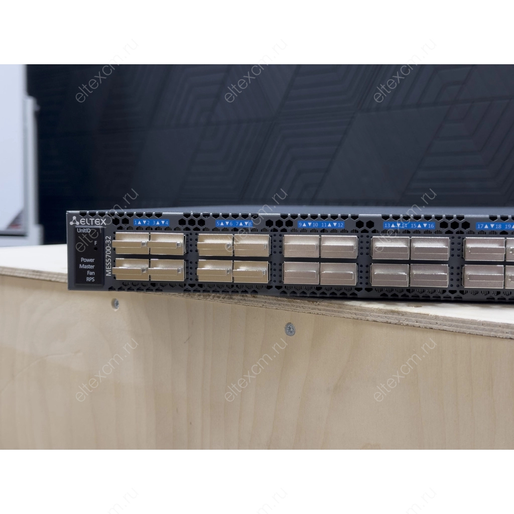 Коммутатор Eltex MES5700-32: 32 порта 400G QSFP56-DD, 2 порта 10G SFP+