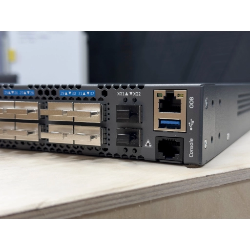 Коммутатор Eltex MES5700-32: 32 порта 400G QSFP56-DD, 2 порта 10G SFP+